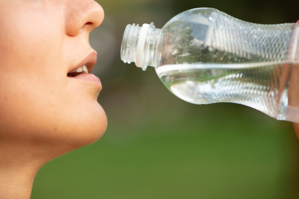 Síndrome de la boca seca o xerostomía - Blog - Clínica Dental Sorias - Beber agua