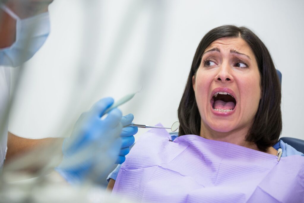 Clínica Dental Sorias - Blog - Cómo lidiar con la ansiedad dental - Mujer en dentista con ansiedad