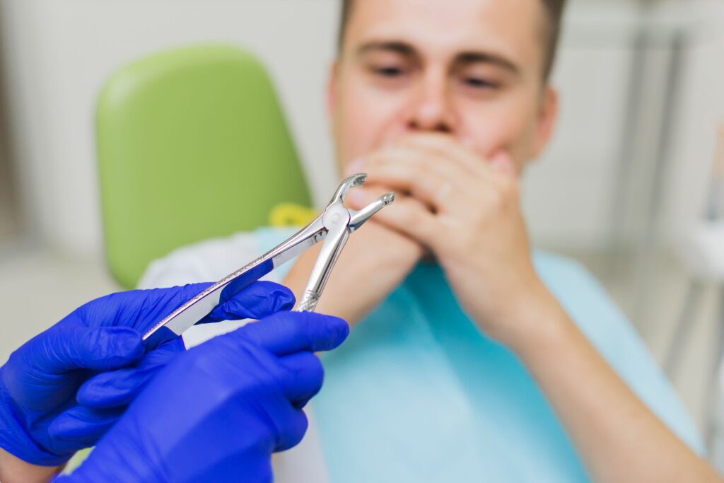 Clínica Dental Sorias - Blog - Cómo lidiar con la ansiedad dental - Hombre en dentista con dolor