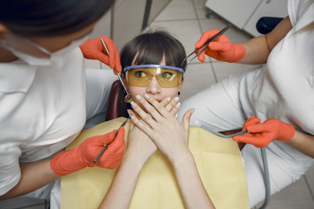 Clínica Dental Sorias - Blog - Cómo lidiar con la ansiedad dental - Mujer en dentista con gafas