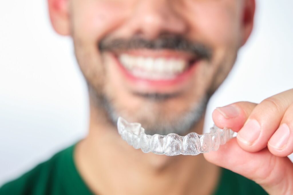 Clínica Dental Sorias - Blog - Protectores nocturnos para proteger los dientes y las encías - Hombre con Bruxismo y protector bucal
