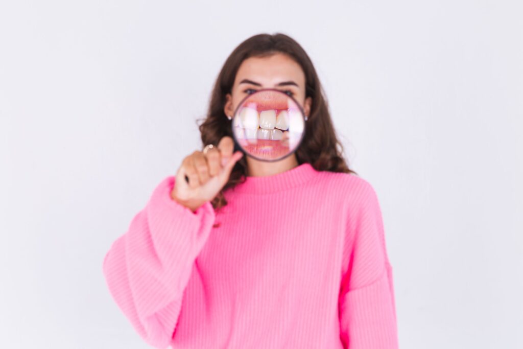 Clínica Dental Sorias - Blog - Protectores nocturnos para proteger los dientes y las encías - Chica con dientes apretados