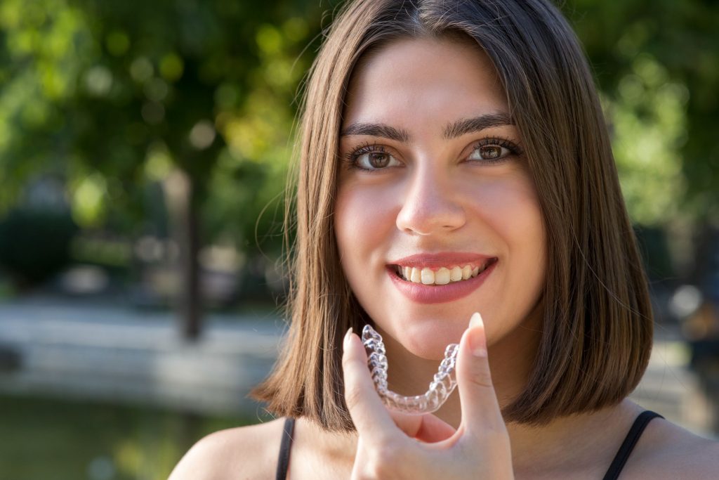 Clínica Dental Sorias - Blog - hermosa-mujer-turca-sonriente-que-tiene-un-brazalete-invisible