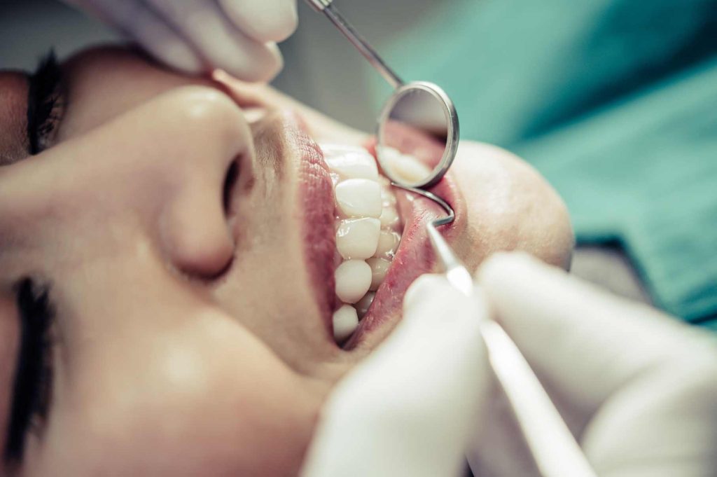 dentista hace un tratamiento en una paciente