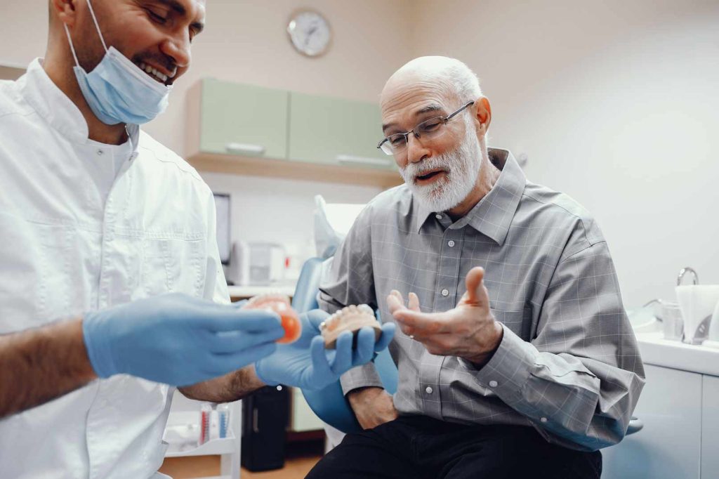 Hombre adulto mayor en la consulta del dentista