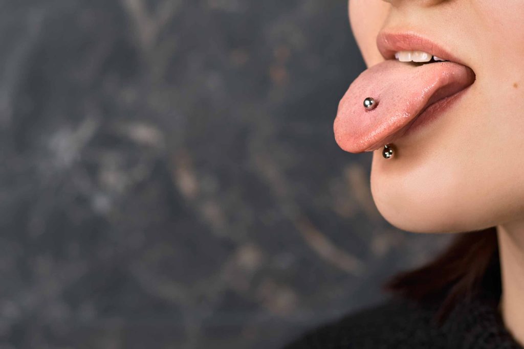 primer plano de mujer con piercing en la lengua