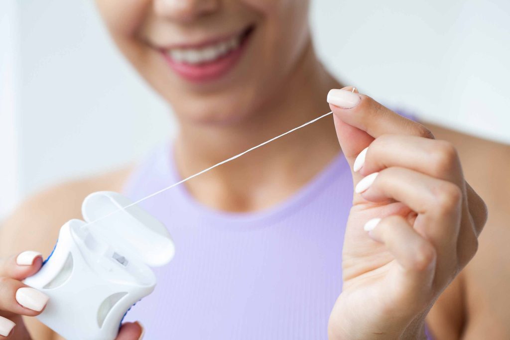 Uso de hilo dental para rutina de higiene bucal