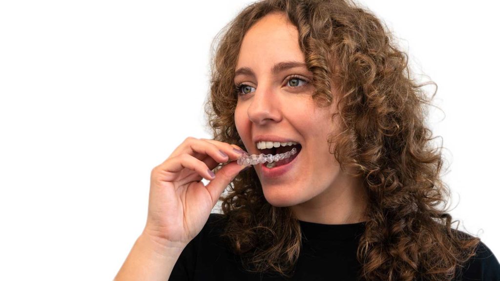 Mujer adulta colocándose un retenedor removible