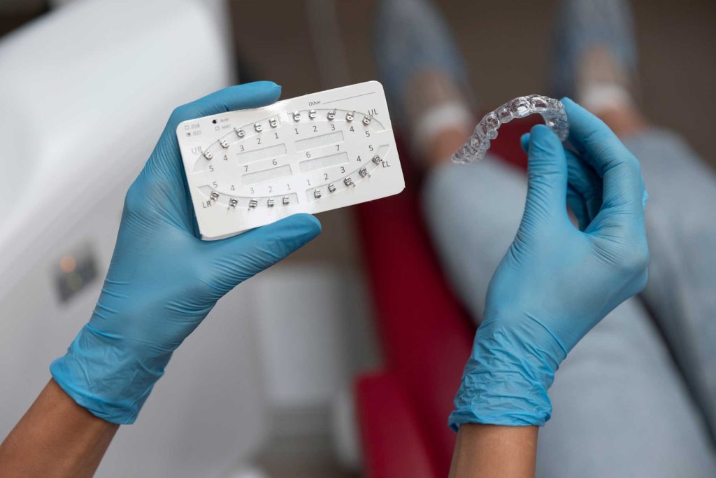 Dentista mostrando alternativas para cuando no se puede usar invisalign