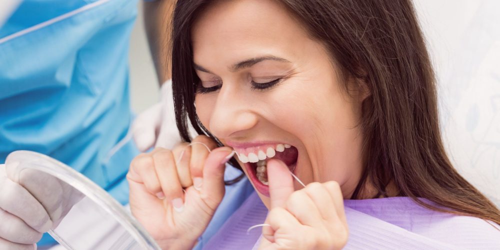 El uso del hilo dental: la piedra angular de la salud bucodental