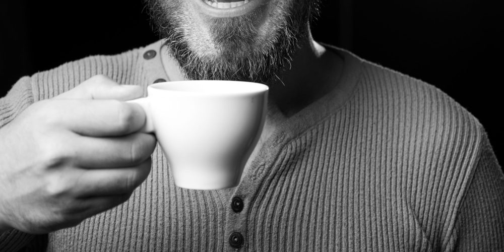 ¿Es el café el culpable de las marcas amarillas en tus dientes?