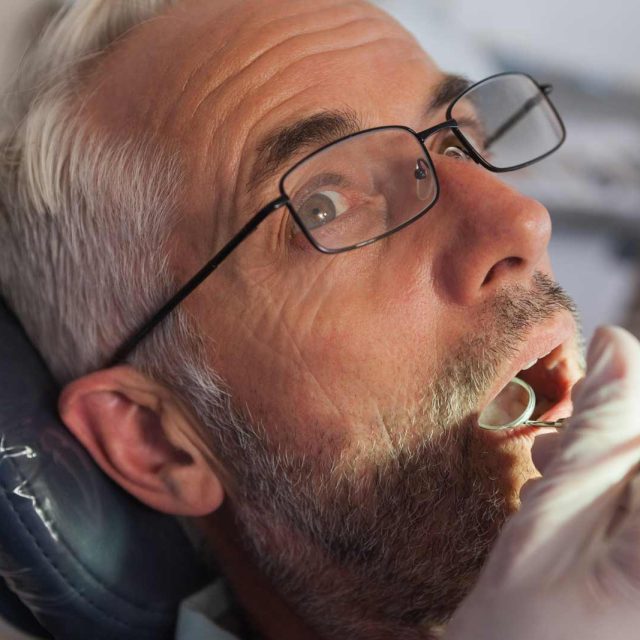 Mucositis periimplantaria: Cómo salvar tu implante dental si notas la encía inflamada