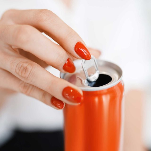 El impacto de las bebidas energéticas y pre-entrenos en el esmalte de tus dientes