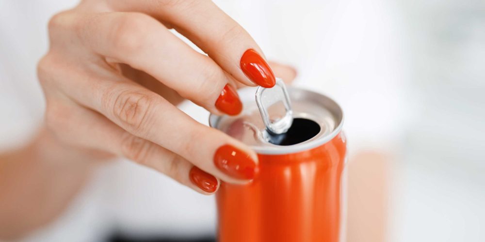 El impacto de las bebidas energéticas y pre-entrenos en el esmalte de tus dientes